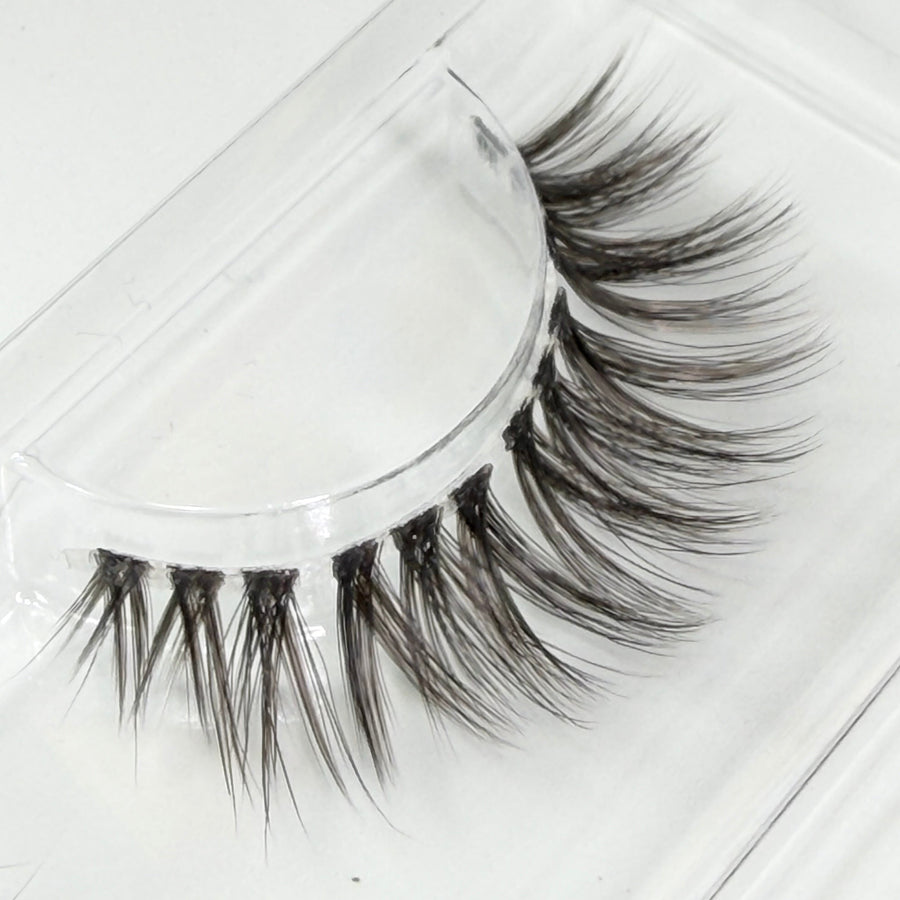 Hazel Hottie DIY Wimpern Nahaufnahme — Fasern und Band im Detail