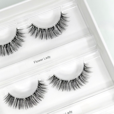 Flower Lady Dolleye (14 mm CC-Curl) – Nahaufnahme der Wimpern in der geöffneten Box