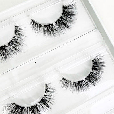 Angel Bloom (Cateye C-Curl 8-15mm) – Nahaufnahme der Wimpern in der geöffneten Box