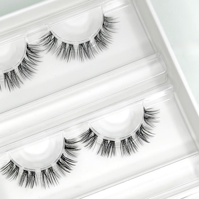 Evermore (C-Curl) – 10, 12 oder 14 mm – Nahaufnahme der Wimpern in der geöffneten Box