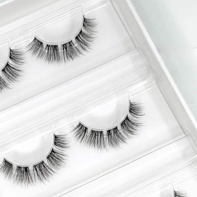 Fluffy Whispy 2.0 (Dolleye Look) 12-14mm CC-Curl – Nahaufnahme der Wimpern in der geöffneten Box