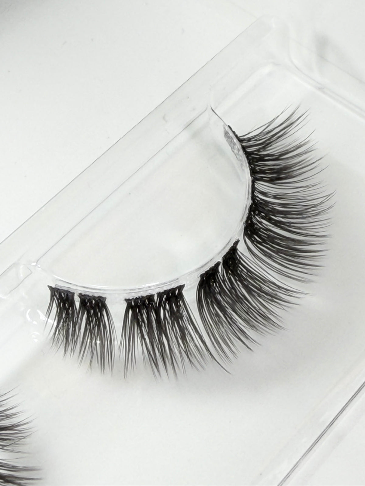 Cherry Chick DIY-Wimpern von Glashes – Nahaufnahme der Wimpernfasern und des Bandes
