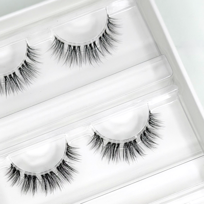 Glashes Fairytale (Dolleye 10-14mm CC - Curl) – Nahaufnahme der Wimpern in der geöffneten Box