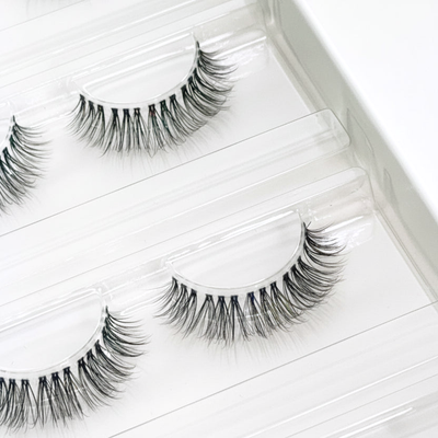 Glashes Nuvia (Dolleye 12-14mm CC- Curl) – Nahaufnahme der Wimpern in der geöffneten Box