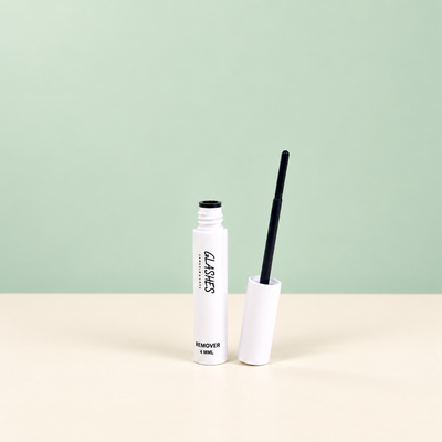 Glashes Remover in weißer Tube mit geöffnetem Applikator