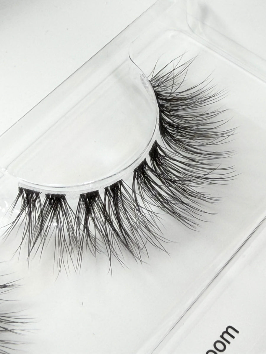 Silky Bloom DIY Wimpern Nahaufnahme — Fasern und Band im Detail