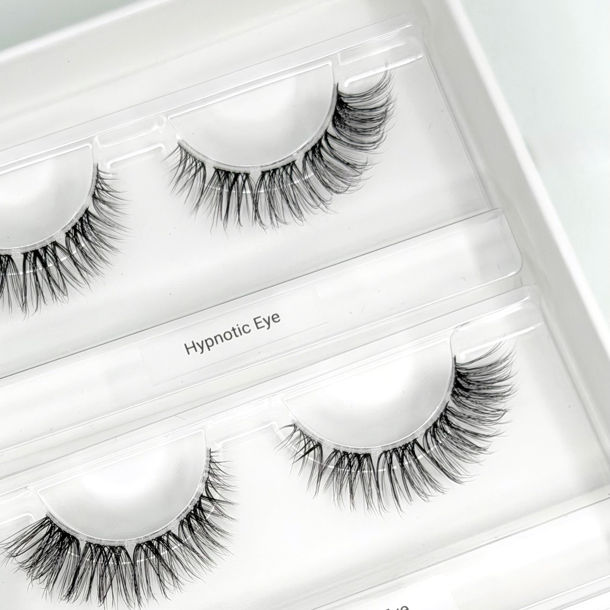 Hypnotic Eye (Cateye) 8-13mm CC-D Curl – Nahaufnahme der Wimpern in der geöffneten Box