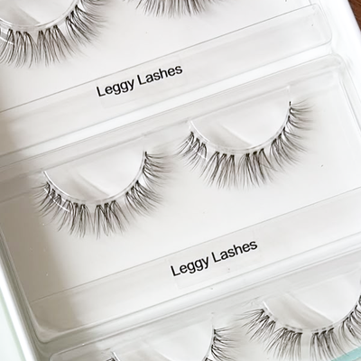 Leggy Lashes dunkelbraun – Nahaufnahme der Wimpernsegmente in der geöffneten Box.