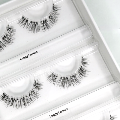 Leggy Lashes (Dolleye) 10–12 mm CC-Curl – Nahaufnahme der Wimpern in der geöffneten Box