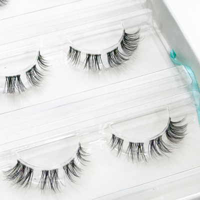 Whispy Lover (Cateye Look) 8-12mm CC-Curl – Nahaufnahme der Wimpern in der geöffneten Box