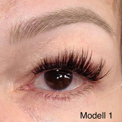 The Wild Eye Edition – Modell 1 am Auge mit dichtem, geschwungenem Wimpern-Look