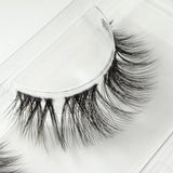 Fluff & Fabulous DIY Wimpern Nahaufnahme — Fasern und Band im Detail
