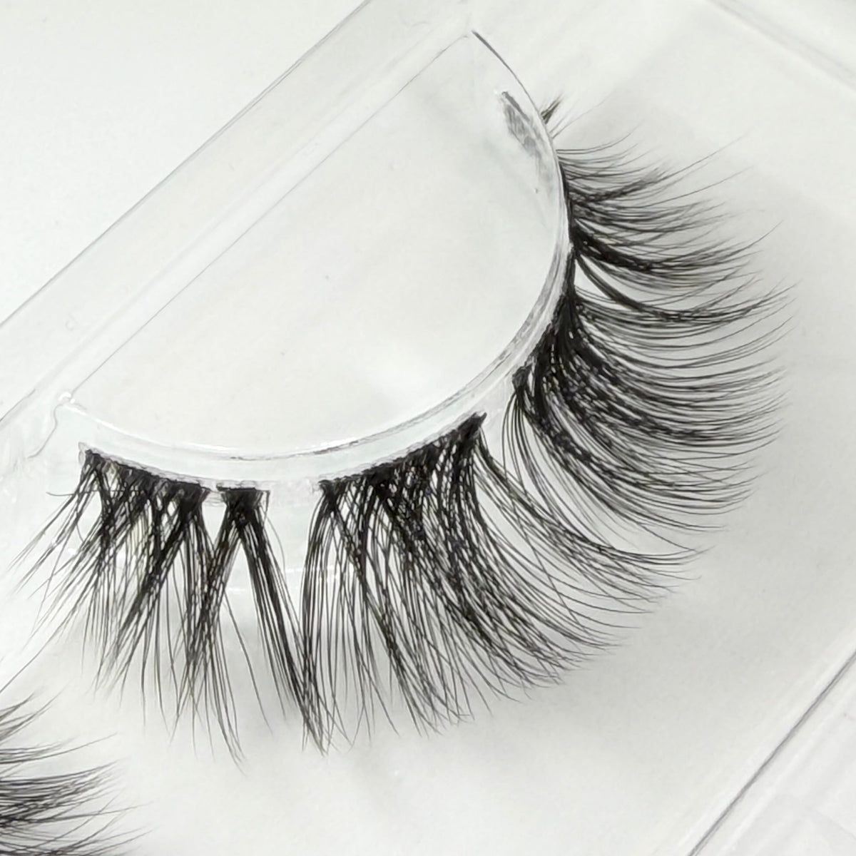 Fluff & Fabulous DIY Wimpern Nahaufnahme — Fasern und Band im Detail