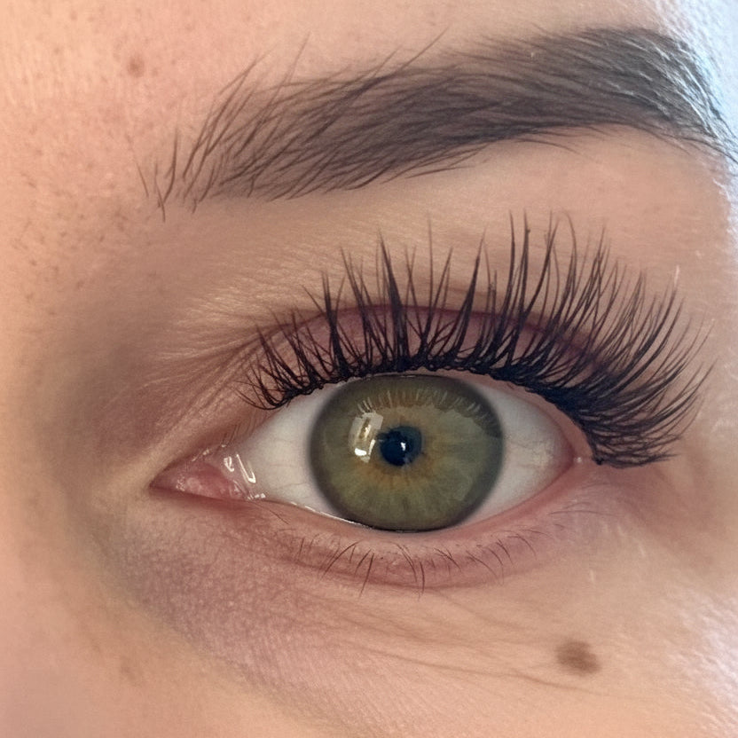 Hawaiian Surfergirl DIY Wimpern am Auge — natürlicher Look
