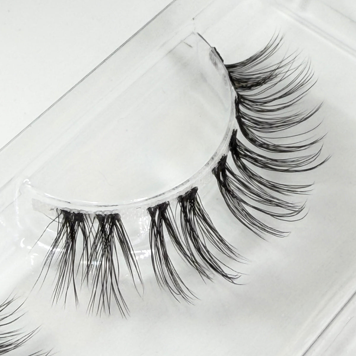 Kitty Kaboom DIY Wimpern Nahaufnahme — Fasern und Band im Detail