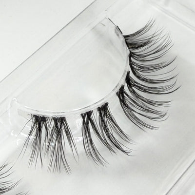 Kitty Kaboom DIY Wimpern Nahaufnahme — Fasern und Band im Detail