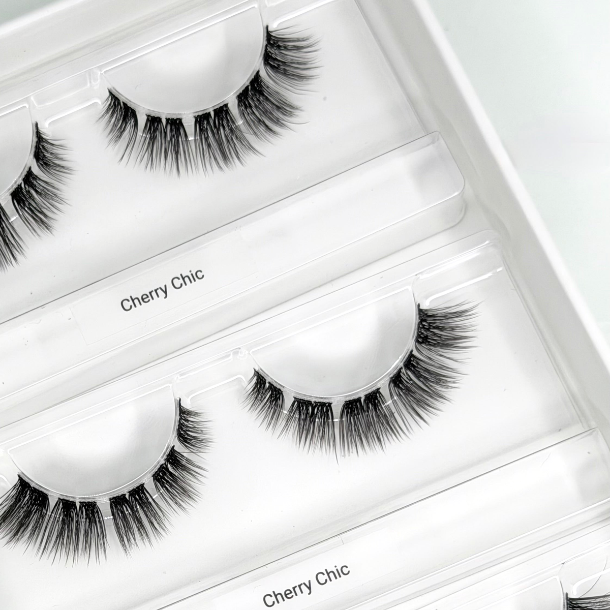 Cherry Chick – Sanfter Cat Eye (8-14mm C-Curl) – Nahaufnahme der Wimpern in der geöffneten Box
