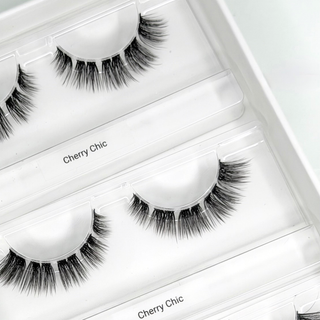 Cherry Chick – Sanfter Cat Eye (8-14mm C-Curl) – Nahaufnahme der Wimpern in der geöffneten Box