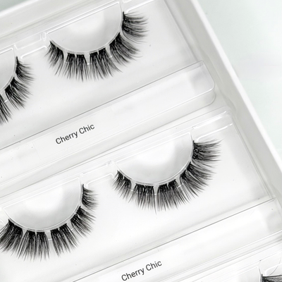 Cherry Chick – Sanfter Cat Eye (8-14mm C-Curl) – Nahaufnahme der Wimpern in der geöffneten Box