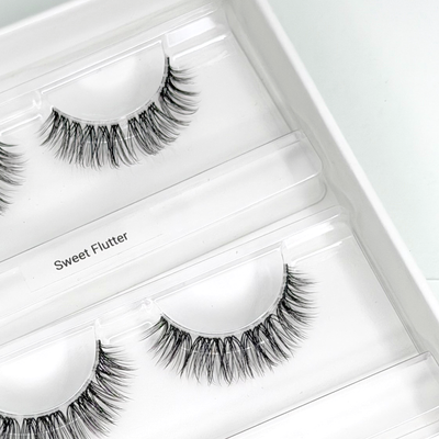 Sweet Flutter – Doll Eye 12 mm D- Curl – Nahaufnahme der Wimpern in der geöffneten Box