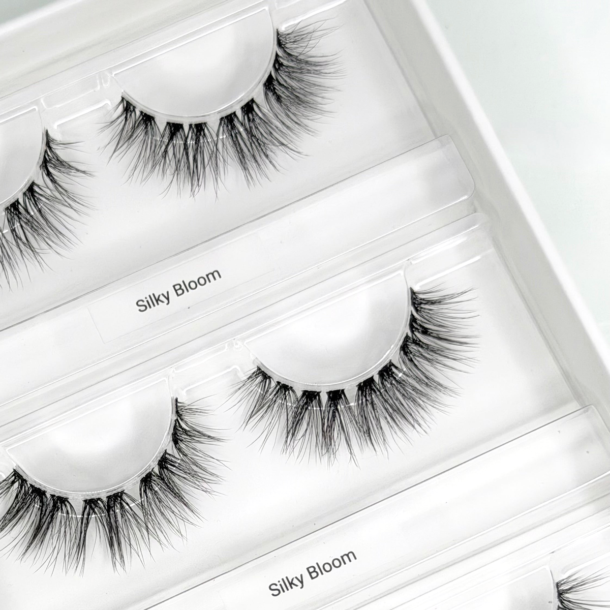 Silky Bloom (C-Curl 15mm) – Whispy Doll Eye – Nahaufnahme der Wimpern in der geöffneten Box