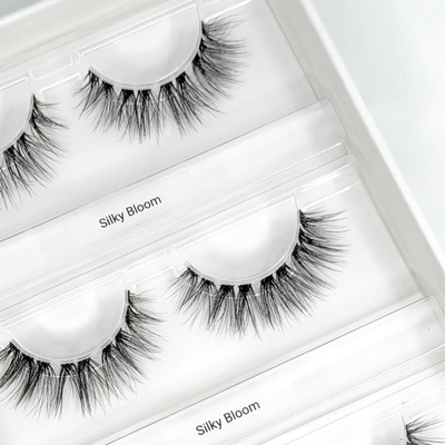 Silky Bloom (C-Curl 15mm) – Whispy Doll Eye – Nahaufnahme der Wimpern in der geöffneten Box