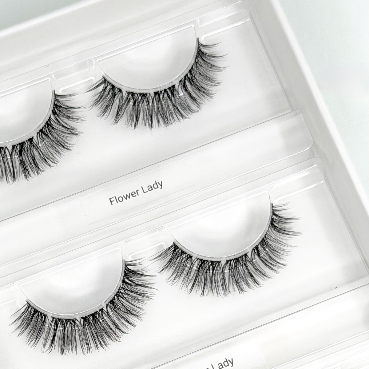 Flower Lady Dolleye (14 mm CC-Curl) – Nahaufnahme der Wimpern in der geöffneten Box