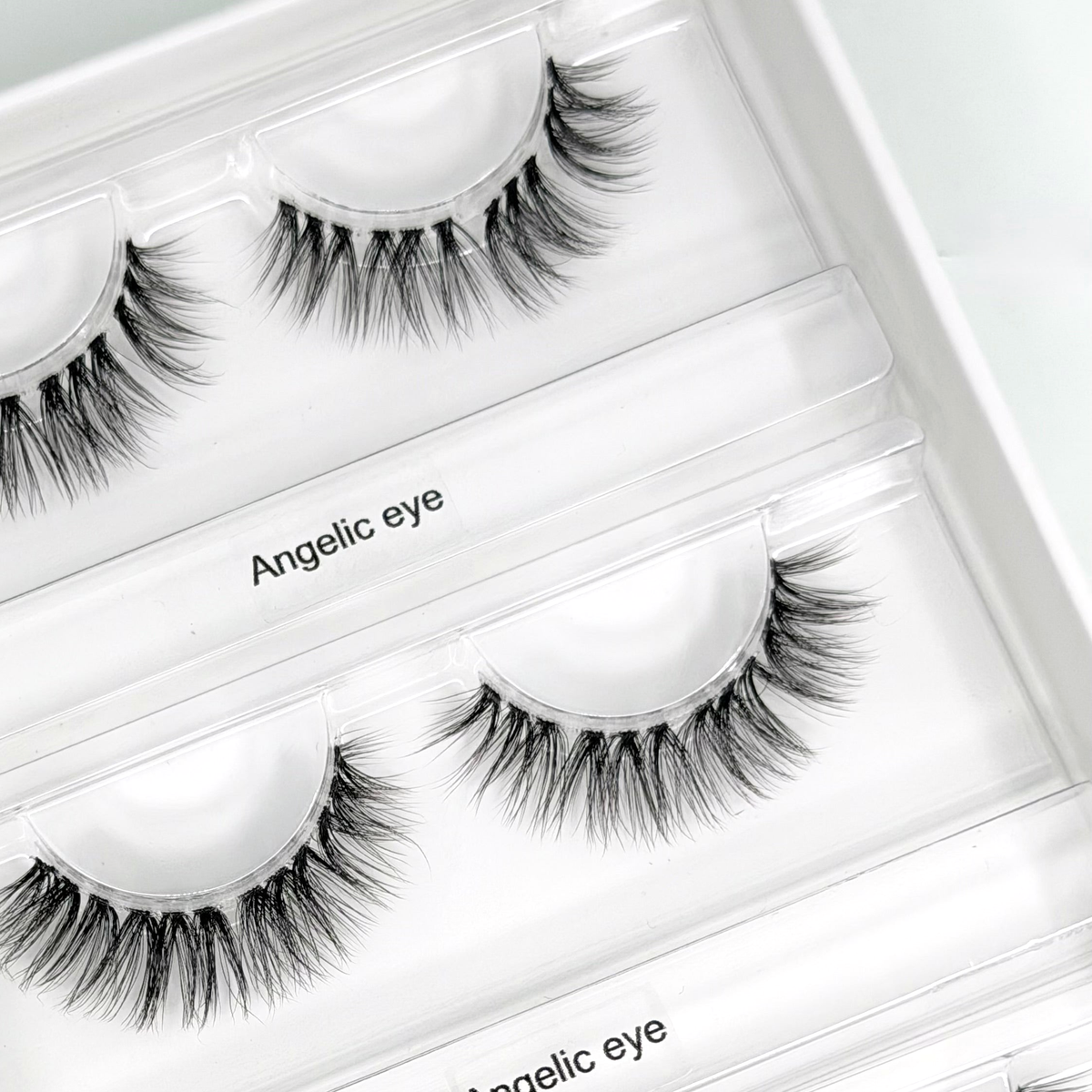 Angelic Eyes (Dolleye) 12-14mm D-Curl – Nahaufnahme der Wimpern in der geöffneten Box