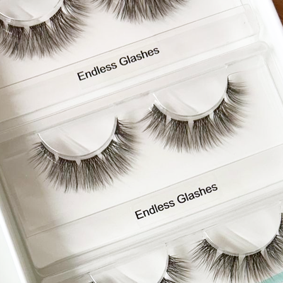 Endless Glashes dunkelbraun – Nahaufnahme der Wimpernsegmente in der geöffneten Box.