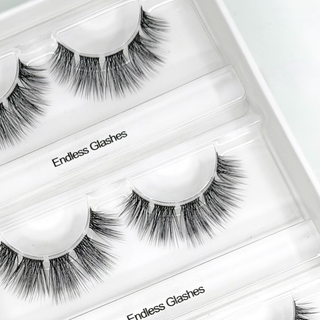 Endless Glashes (Dolleye 10-15mm CC-Curl) – Nahaufnahme der Wimpern in der geöffneten Box