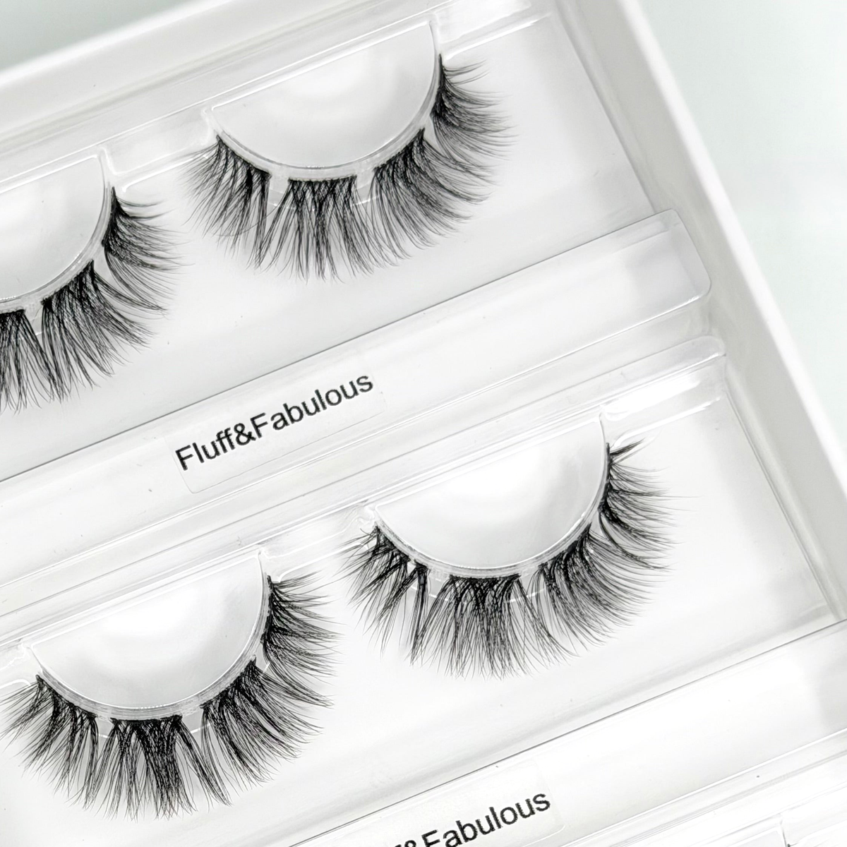 Fluff & Fabulous (Dolleye) 12-14mm CC-Curl – Nahaufnahme der Wimpern in der geöffneten Box