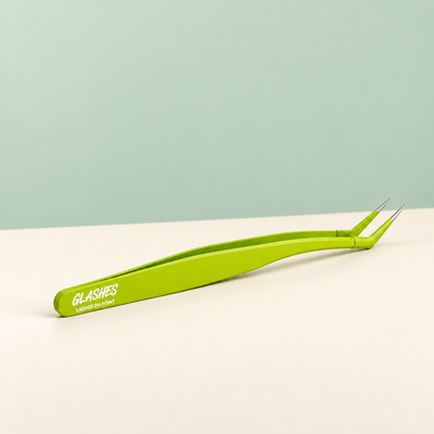 Glashes grüner Antihaft-Wimpernapplikator mit abgewinkelter Spitze