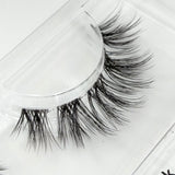 Black Peacock DIY-Wimpern von Glashes – Nahaufnahme der Wimpernfasern und des Bandes