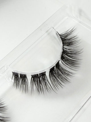 Cherry Chick DIY-Wimpern von Glashes – Nahaufnahme der Wimpernfasern und des Bandes