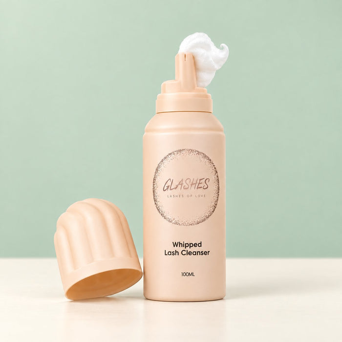 Glashes Whipped Lash Cleanser 100 ml mit Schaumausgabe und abgenommener Kappe