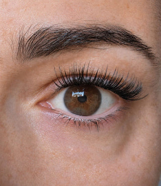 Evermore DIY-Wimpern von Glashes – echtes Tragebild am braunen Auge