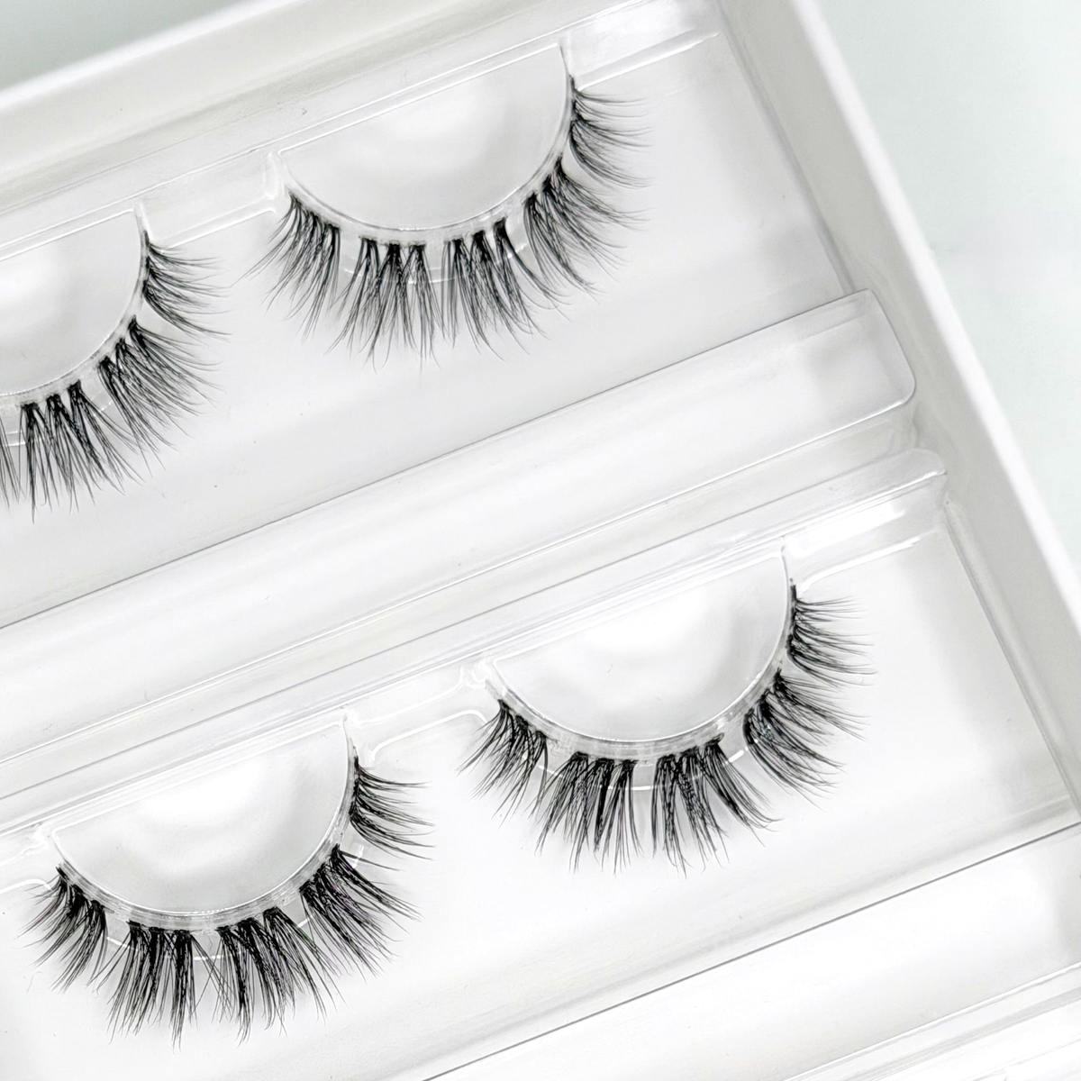 Glashes Fairytale (Dolleye 10-14mm CC - Curl) – Nahaufnahme der Wimpern in der geöffneten Box