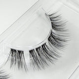 Flatterfee DIY-Wimpern von Glashes – Nahaufnahme der Wimpernfasern und des Bandes