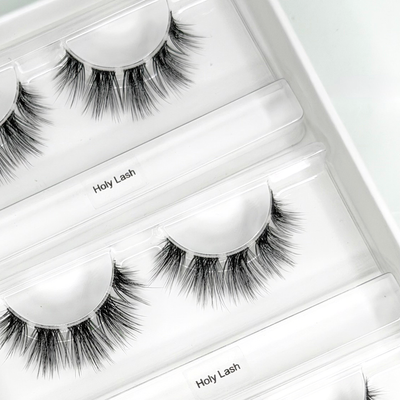 Glashes Holy Lash (Dolleye 10-14mm CC- Curl) – Nahaufnahme der Wimpern in der geöffneten Box