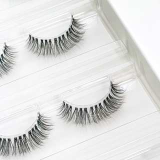 Glashes Nuvia (Dolleye 12-14mm CC- Curl) – Nahaufnahme der Wimpern in der geöffneten Box