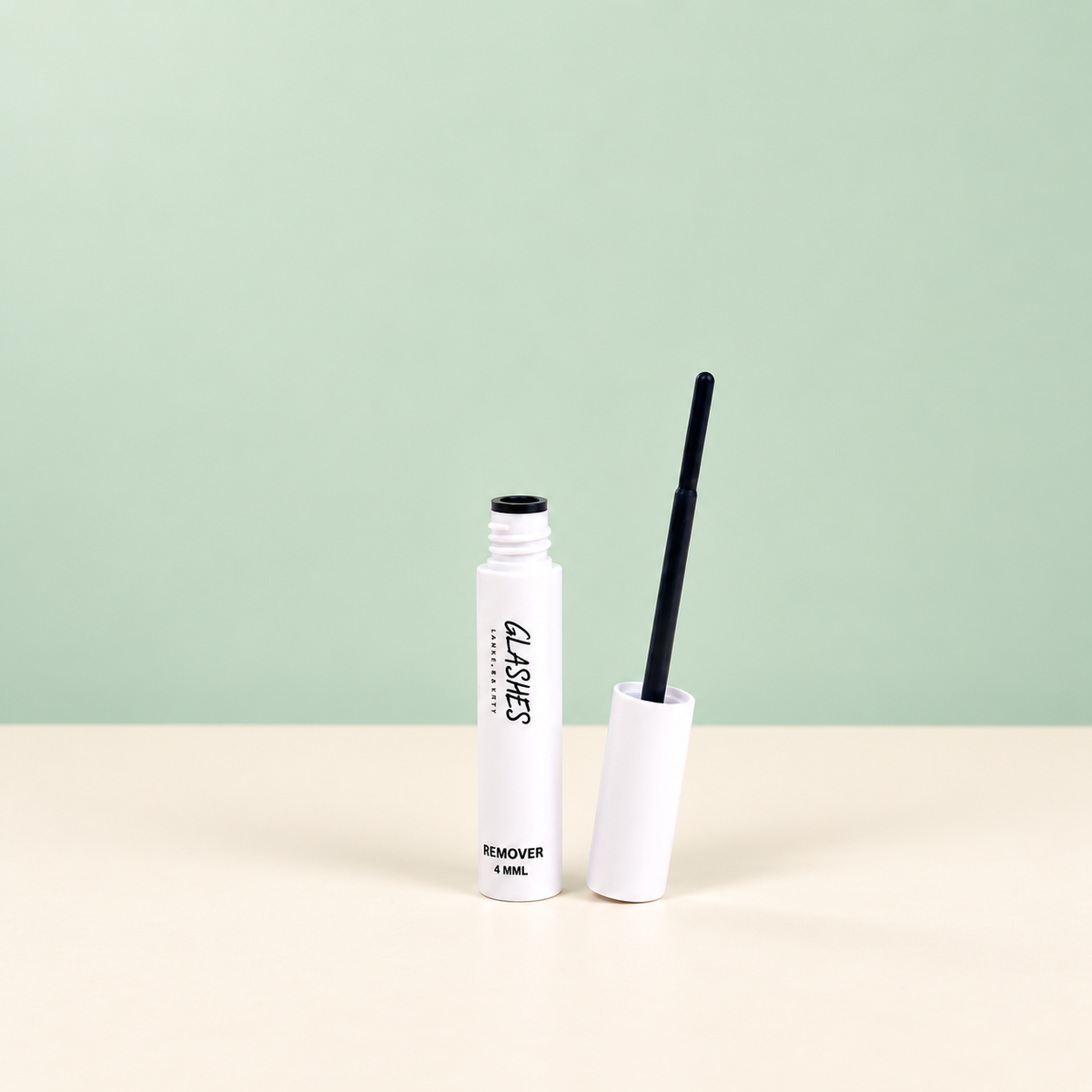 Glashes Remover in weißer Tube mit geöffnetem Applikator