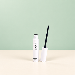 Glashes Remover in weißer Tube mit geöffnetem Applikator