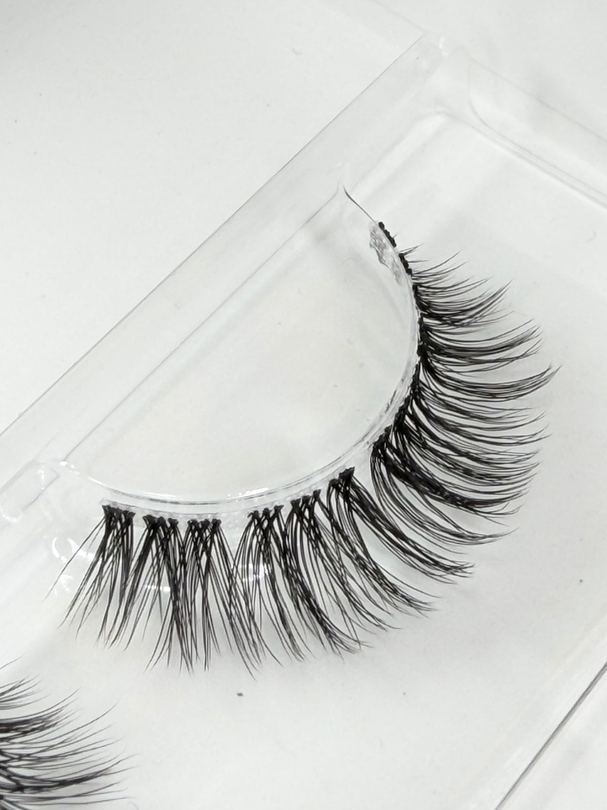 Sweet Flutter DIY-Wimpern von Glashes – Nahaufnahme der Wimpernfasern und des Bandes
