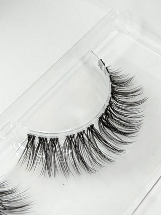 Sweet Flutter DIY-Wimpern von Glashes – Nahaufnahme der Wimpernfasern und des Bandes