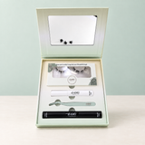 Geöffnete Glashes Travelbox mit Wimpernpaar, Kleber und Sealer, Remover und Applikator