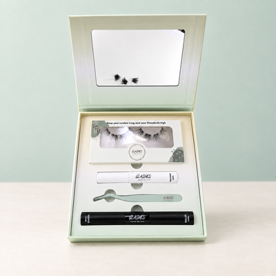 Geöffnete Glashes Travelbox mit Wimpernpaar, Kleber und Sealer, Remover und Applikator