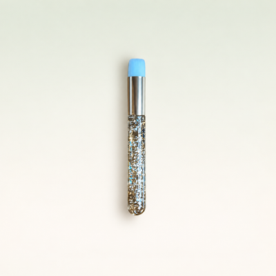 Glashes Wimpernpinsel mit glitzerndem Griff und blauen Borsten