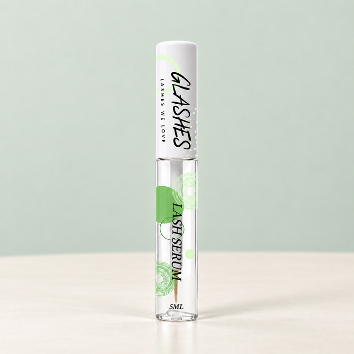 Glashes Lash Serum in transparenter Flasche mit weißem Verschluss