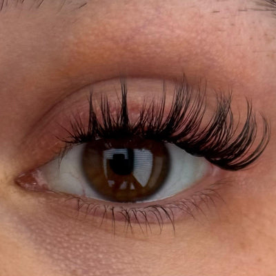 Kitty Kaboom DIY Wimpern am Auge — Cateye Look