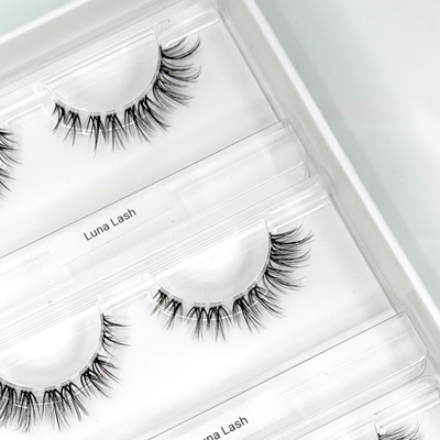 Luna Lash (Cateye 6-14mm) CC- Curl – Nahaufnahme der Wimpern in der geöffneten Box